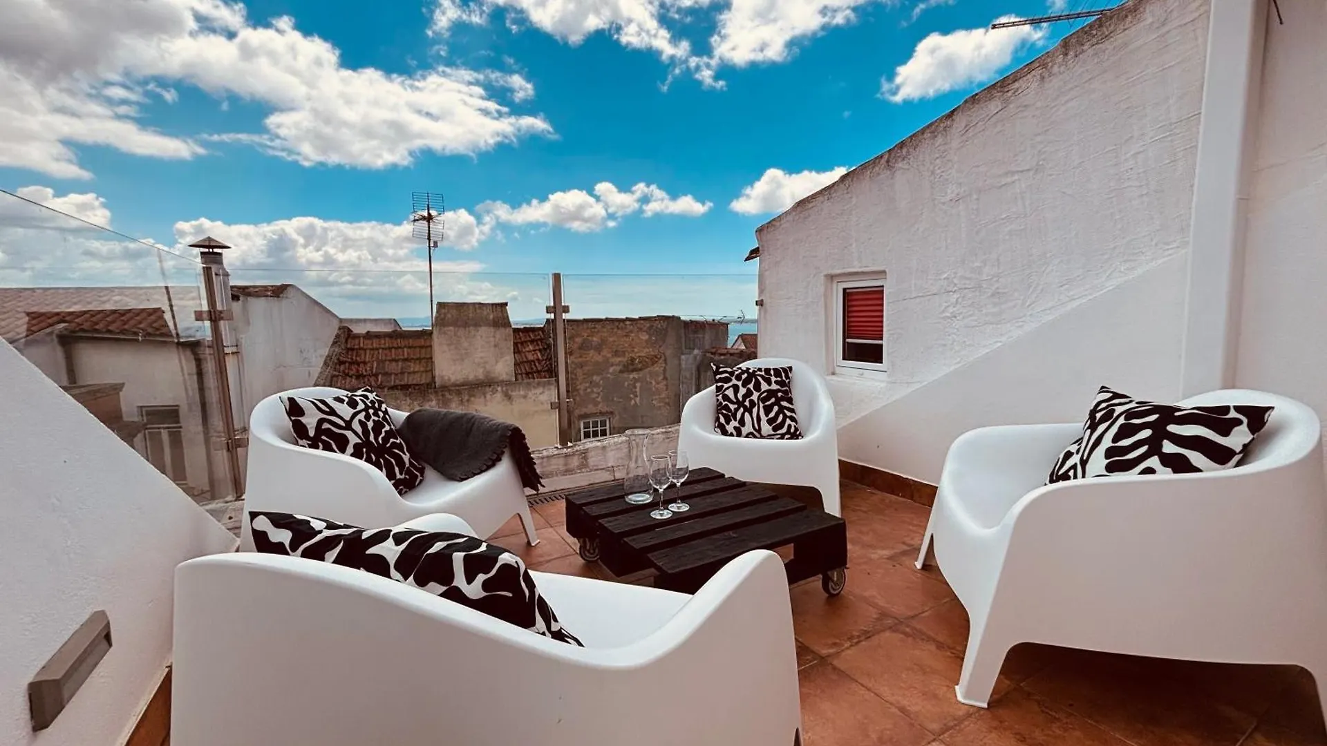 Cosy Alfama Hideout - With Rooftop Terrace Lisboa 0*,  Portugal
